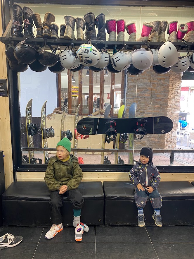 Lapsed ootavad suusalaenutuses varustuse kättesaamist rendipunktis